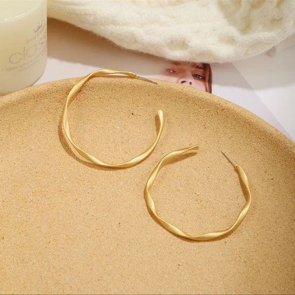 Matte gold hoops - Picture 4 of 4